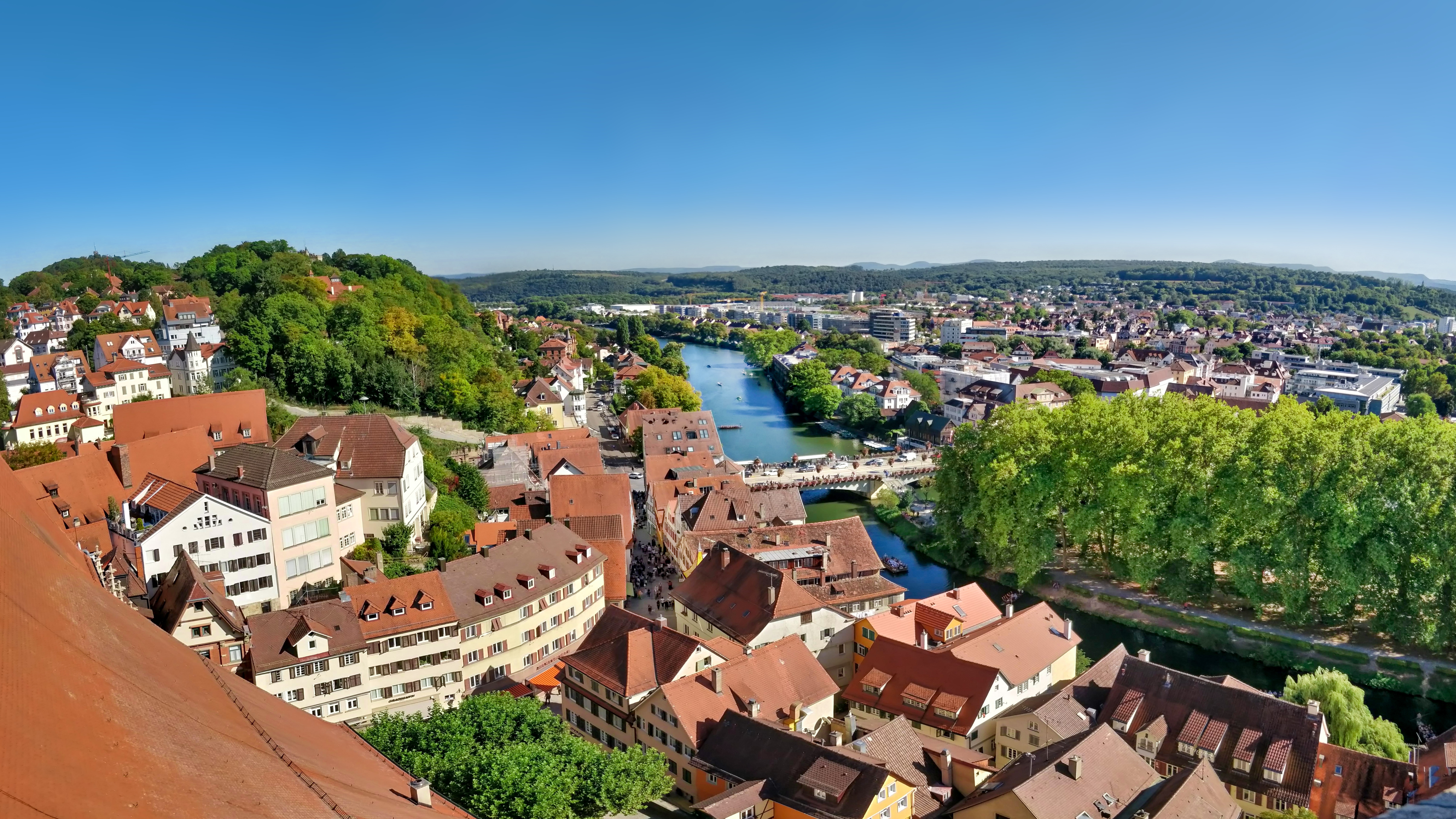Blick von der Stiftskirche auf die Neckarbrücke und Gebäude in Tübingen