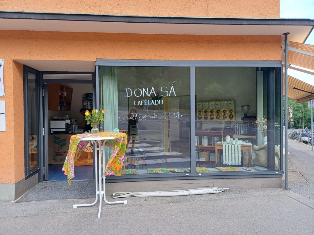 der neue Kaffeeladen DONA SÁ in der Sigwartstraße. Außenansicht.